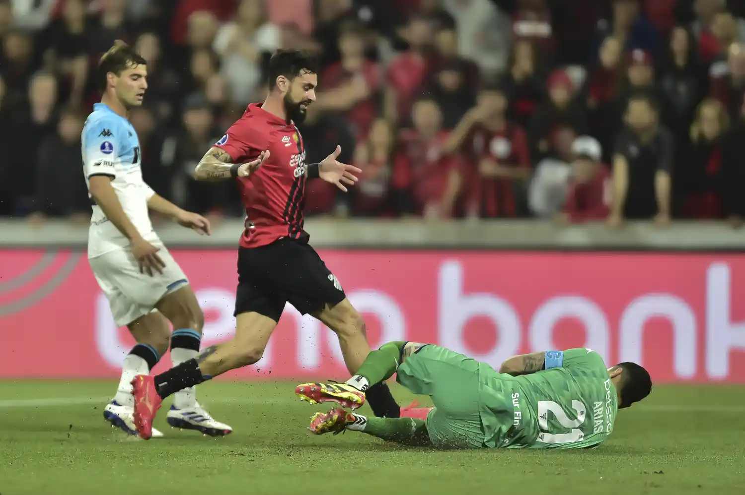 Racing empezó abajo en la serie frente a Paranaense