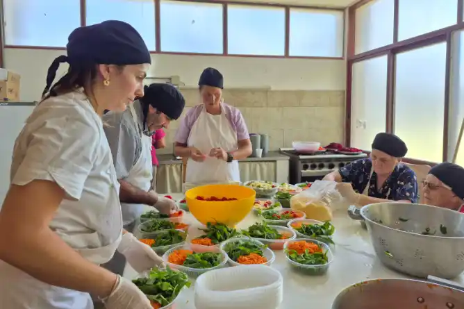 El taller “Cocinando a nuestro estilo” promueve la participación y el bienestar de los residentes en el hogar municipal