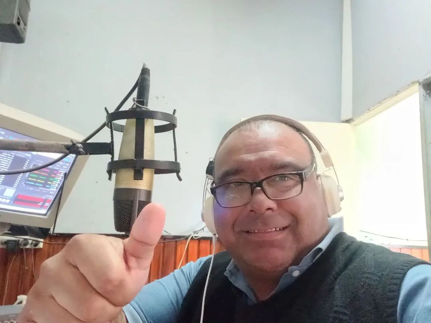 Gustavo, en la conducción de la mañana periodística de Radio Horizonte.