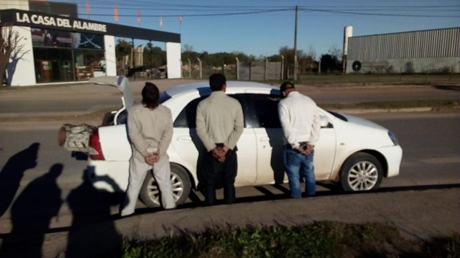 Tres hombres detenidos por el robo en un galpón de bombas