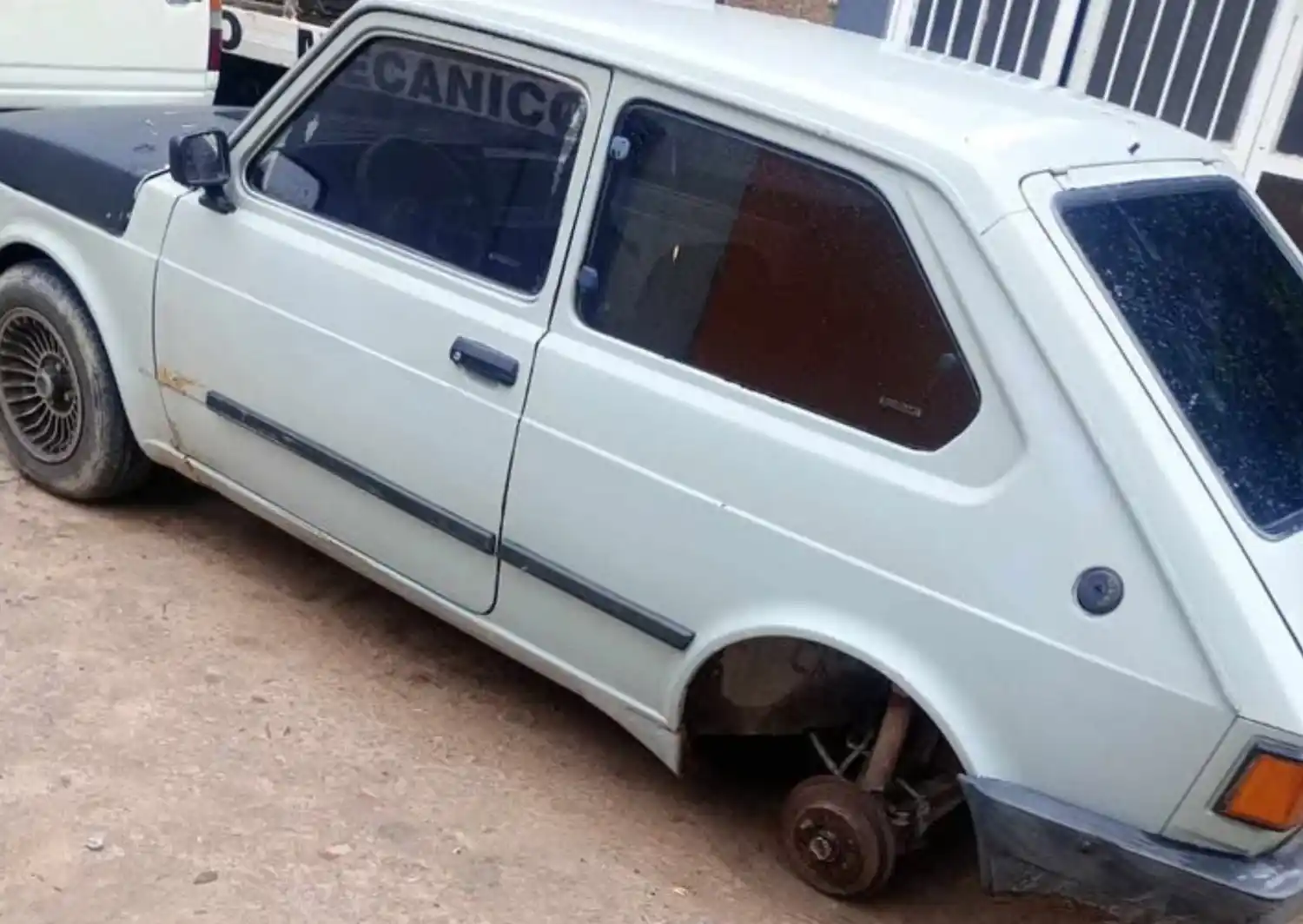 Así quedó el auto tras el robo.