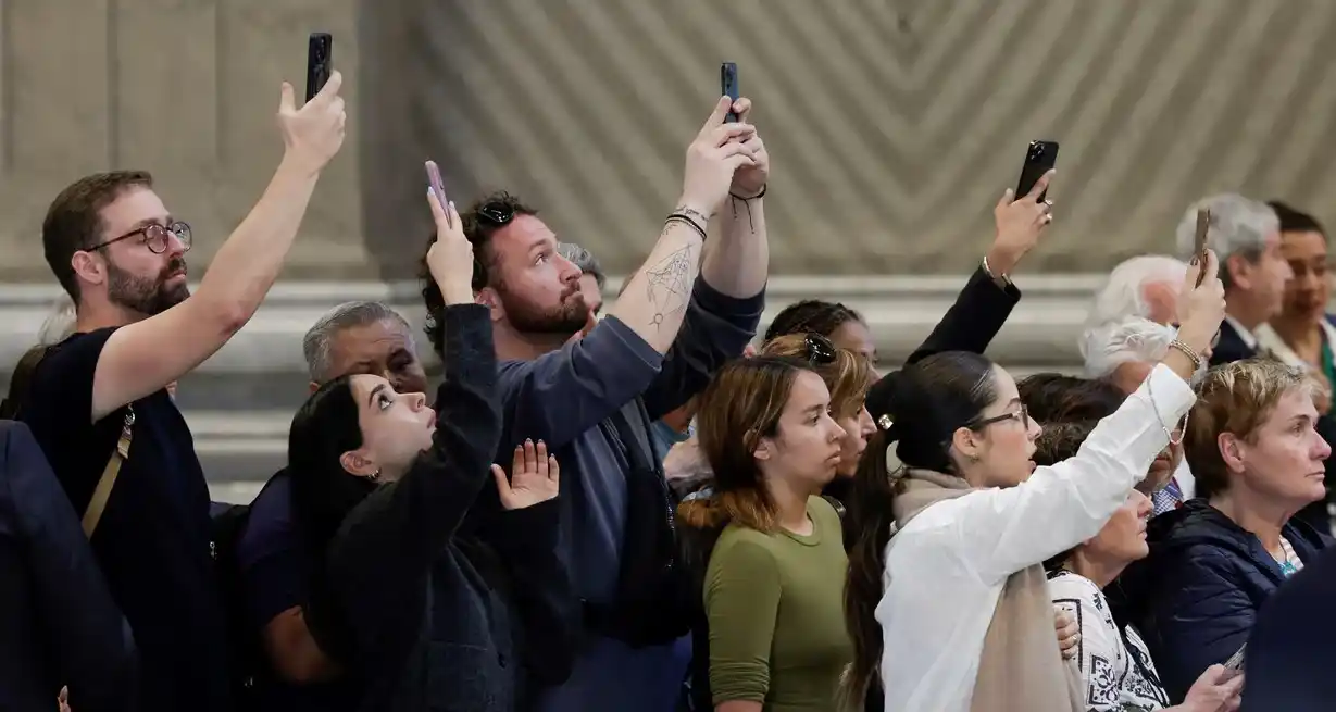 Polémica en el velatorio del Papa Francisco: selfies junto al féretro generan indignación mundial