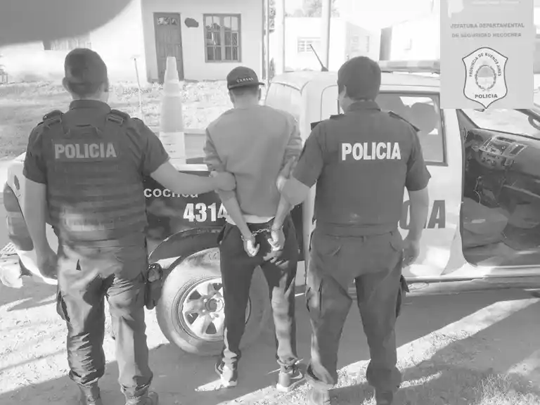 Conducía una moto robada y trató de huir