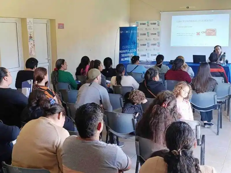 El Espinillo: emprendedores se capacitaron
en la manipulación segura de alimentos