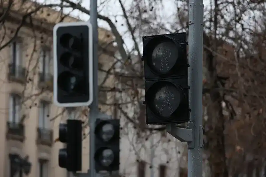 Semáforos, tranvía, comercios y viviendas han quedado completamente a oscuras.