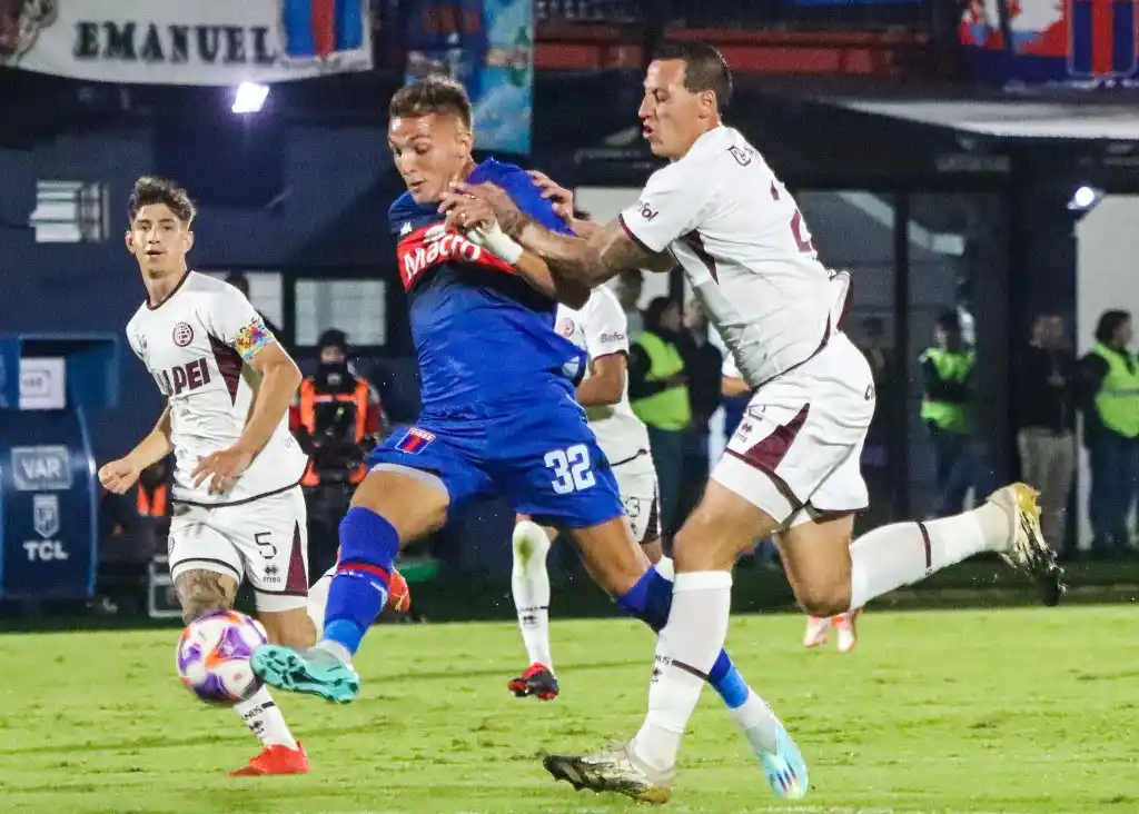 Retegui, autor del gol de la victoria, en la jugada que derivó en la expulsión de Lema.