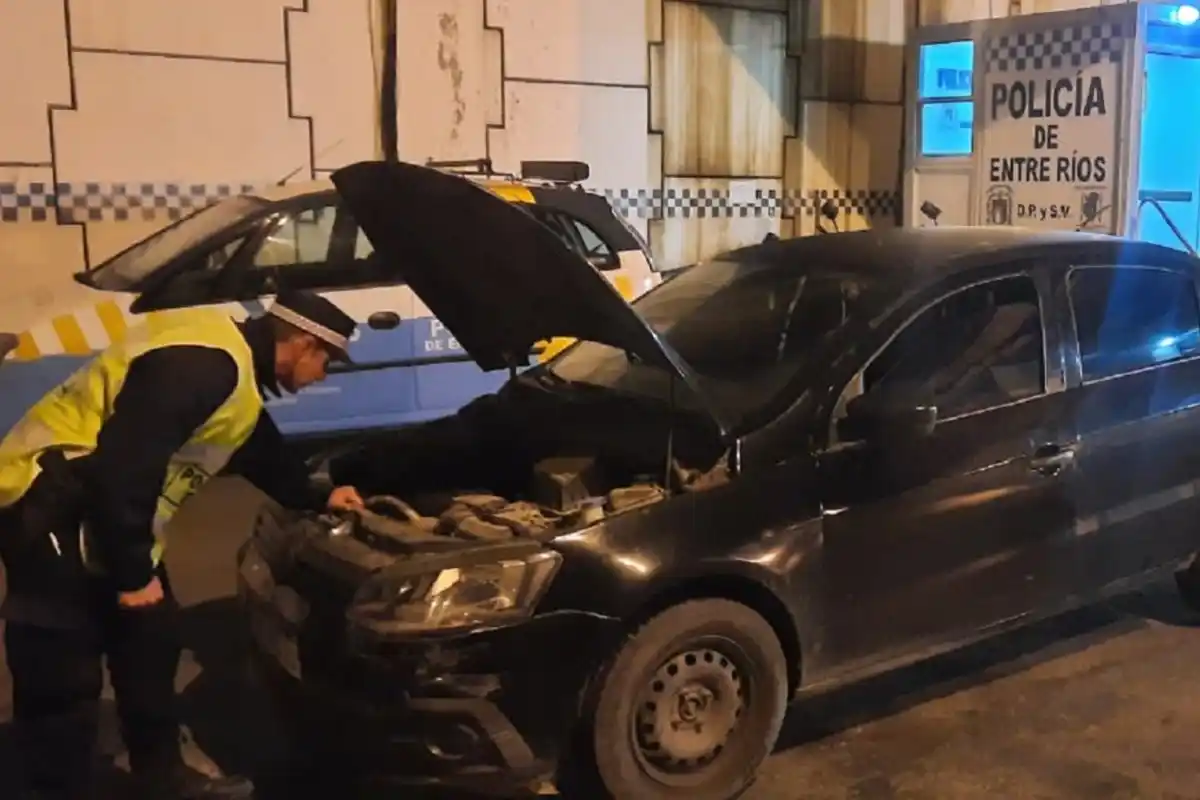 Los vehículos en fuga dispararon a los policías y chocaron un patrullero