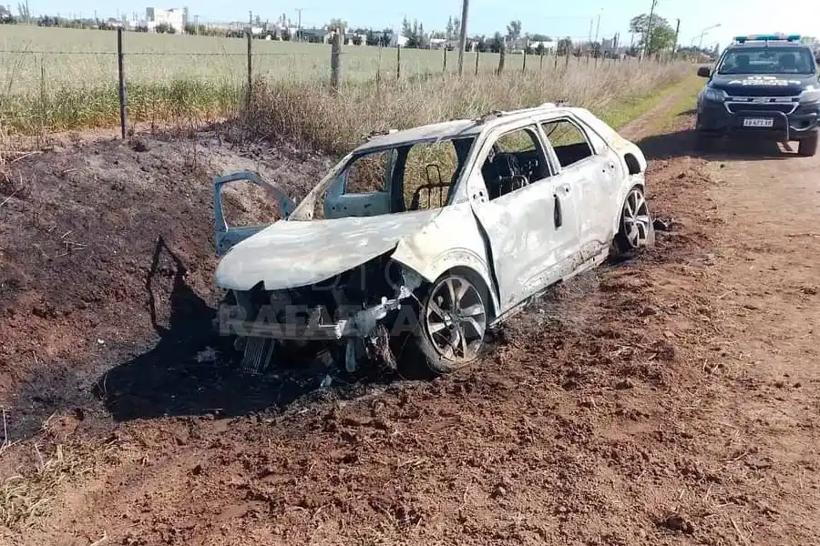 Robaron un auto para irse de joda, cuando terminaron lo prendieron fuego para "eliminar pistas"