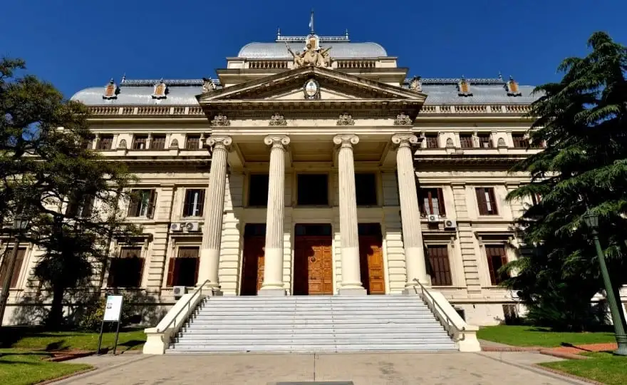 Buscarán regular por ley los métodos de cobranza a familias sobreendeudadas