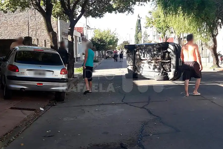Alcoholizado chocó un auto estacionado y dio un espectacular vuelco