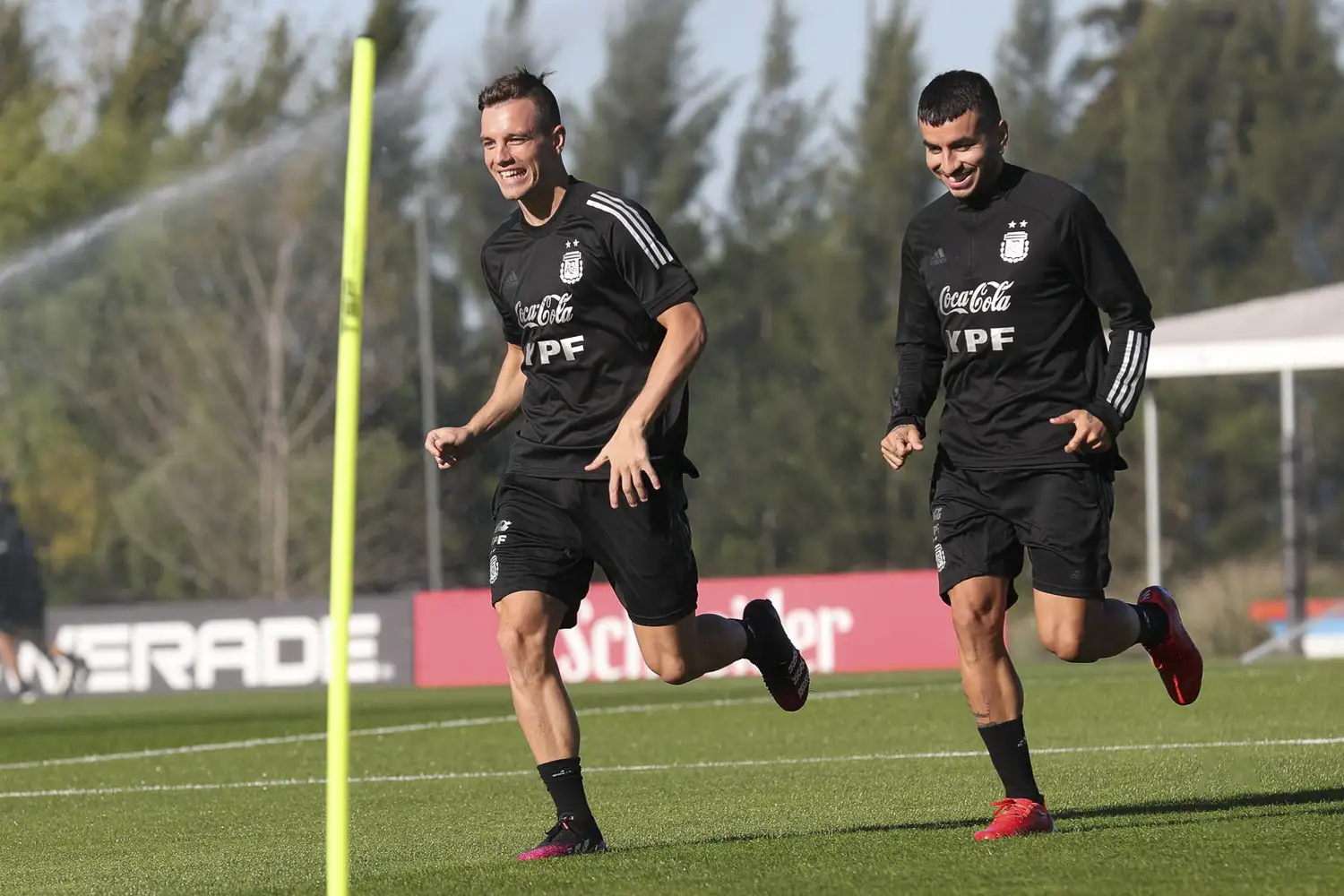 Lo Celso y Ángel Correa, ayer en Ezeiza.