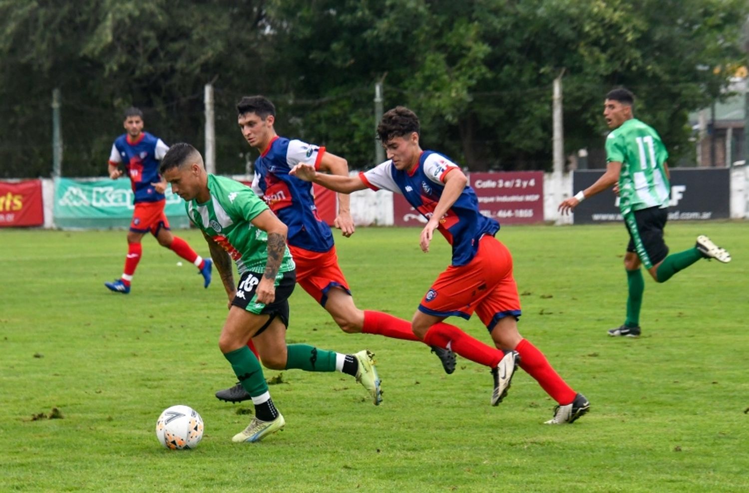 Fútbol local: el campeón empezó con goleada