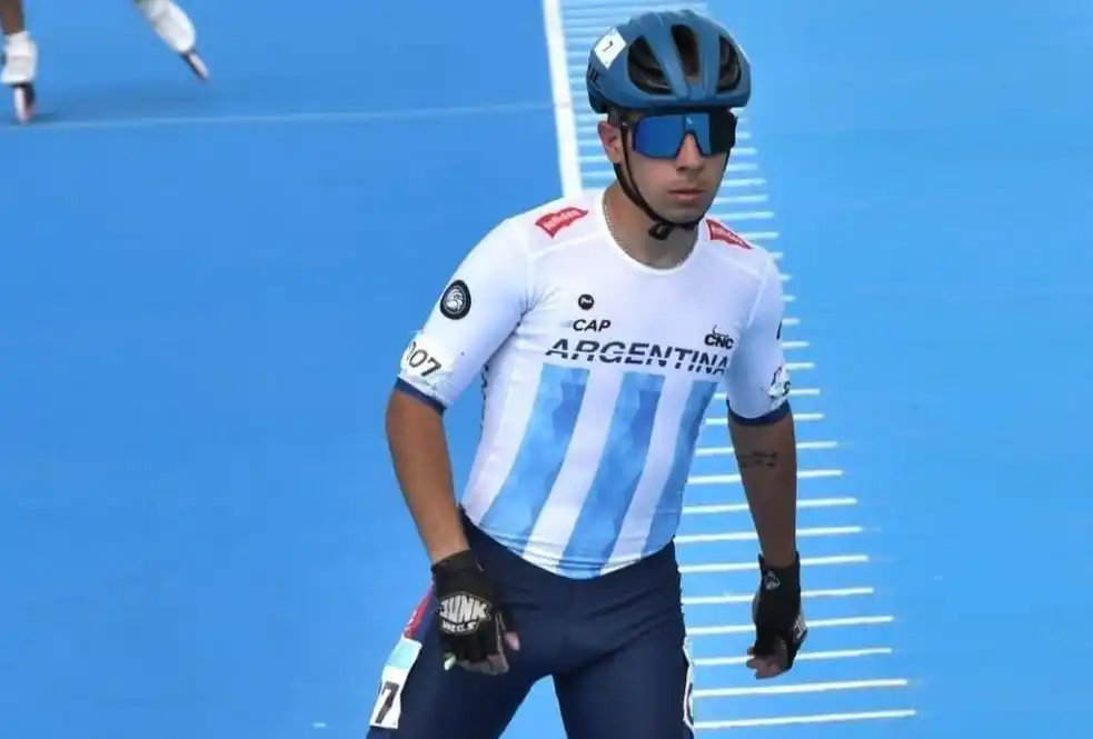 Se trata de Agustín Peluso, representante de la "Albiceleste" y la ciudad en el patín carrera.
