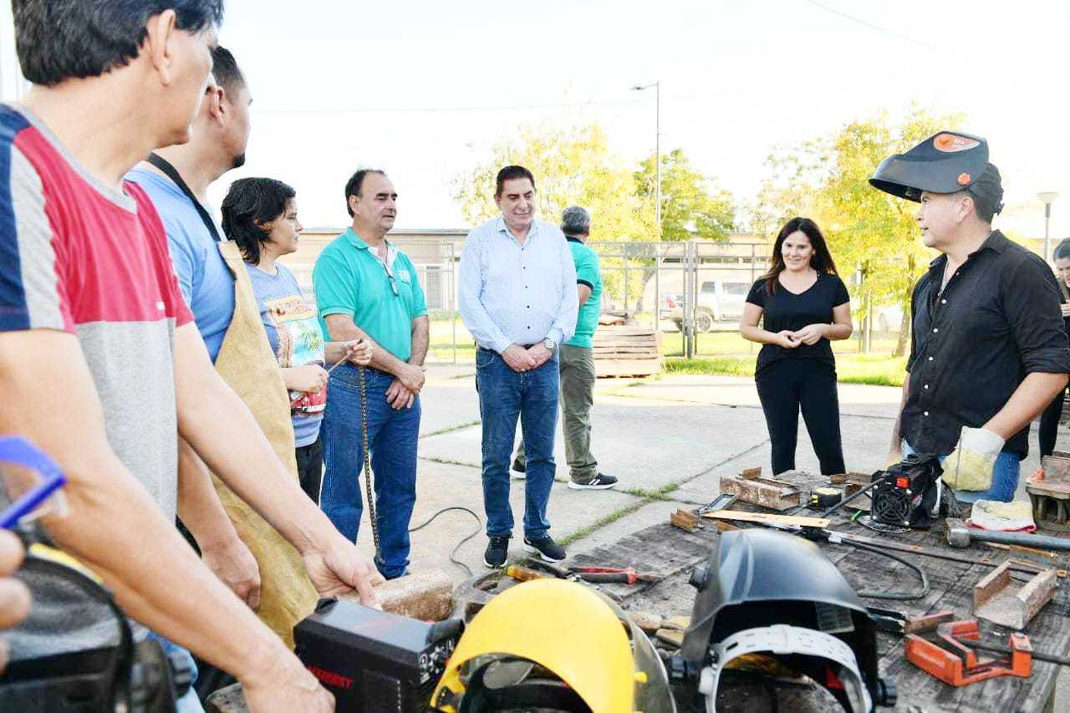 Jofré visitó talleres de la Escuela de Artes y Oficios