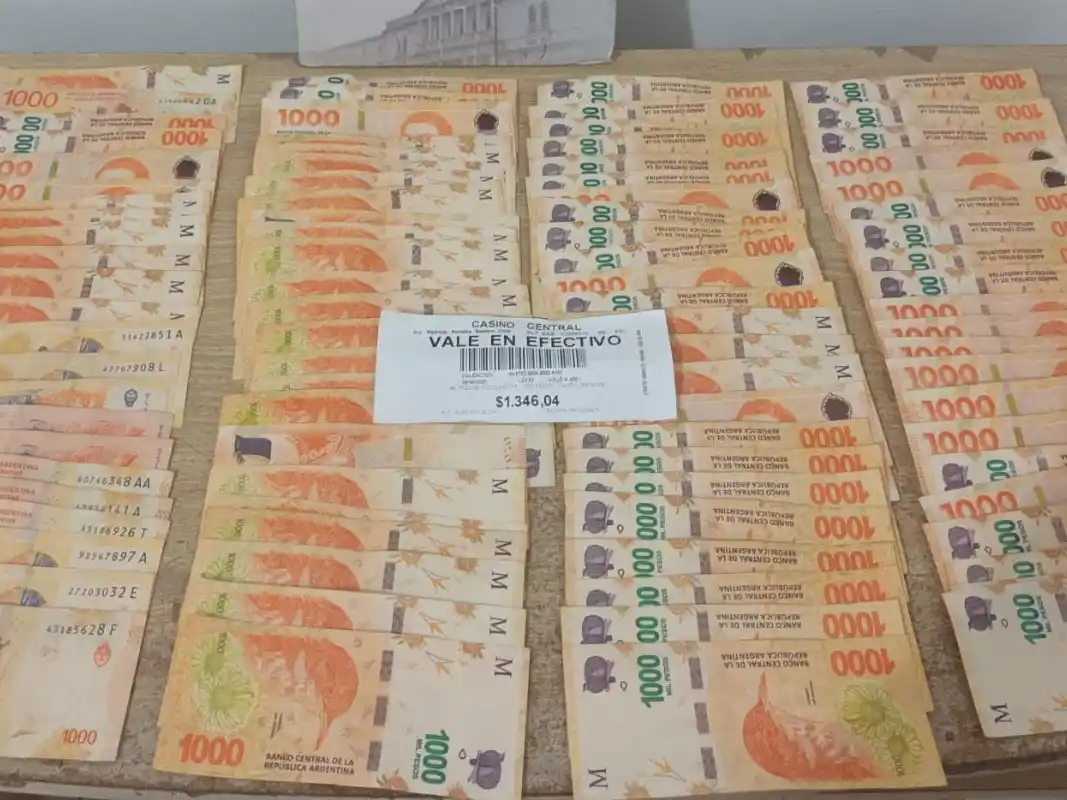 El sujeto de 37 años aprovechó el descuido y se llevó el dinero junto a un vale por efectivo.