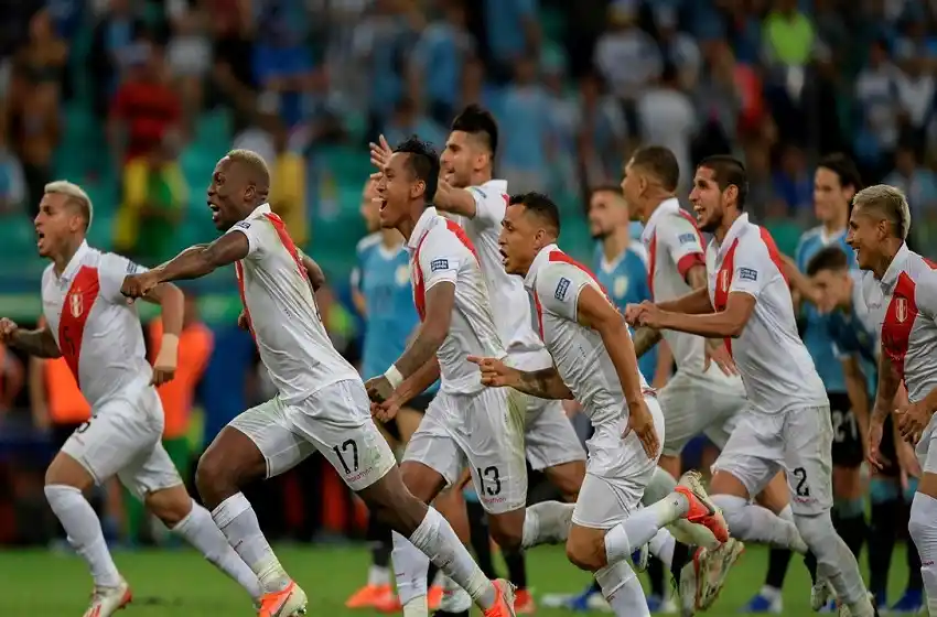 Perú eliminó a Uruguay por penales y es semifinalista