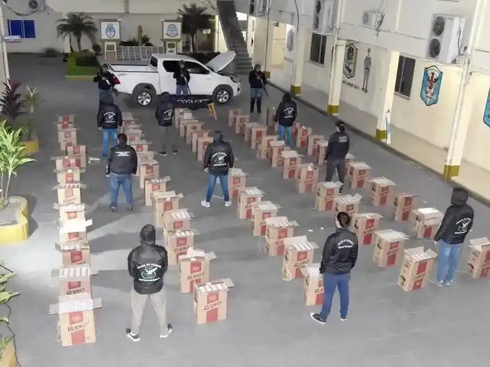 Secuestraron una camioneta adulterada,
cocaína y cigarrillos de contrabando