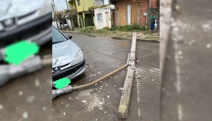 Poste caído hace un mes: piden que lo coloquen