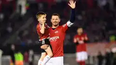 El uruguayo Mora juega fútbol reducido en Tandil