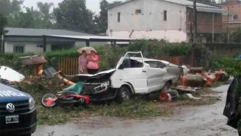 Niño murió aplastado por árbol que cayó sobre la combi que lo llevaba al jardín