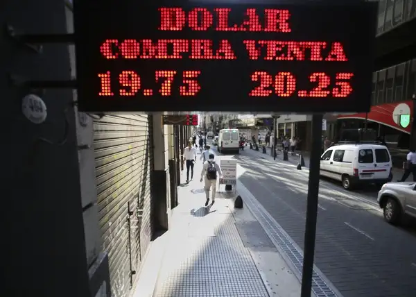El dólar se disparó, tuvo un pico record y cerró a $20,21