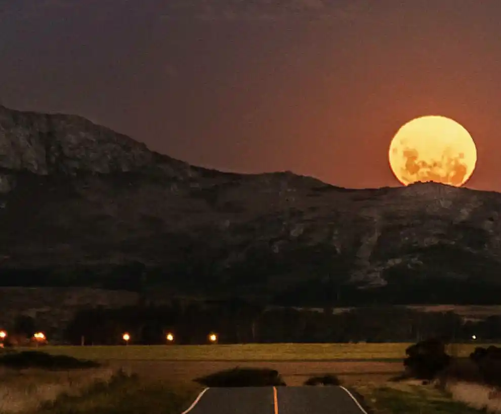 Increíbles imágenes de la luna llena sobre Tandil
