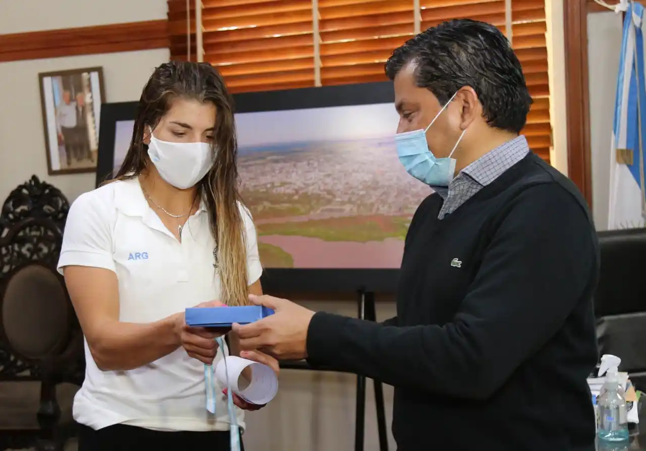 Tras su pedido, el Gobierno local tramita una beca a Brenda Rojas y repatrió el bote con el que remó en Tokio 2020