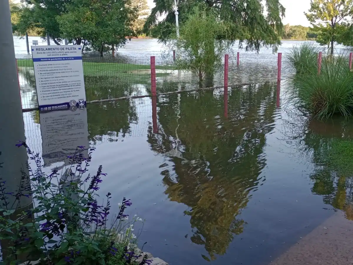 El agua llegó a las instalaciones del club Pescadores