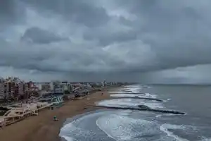 Lluvias, ráfagas y granizo sorprendieron a turistas en plena tarde de playa.