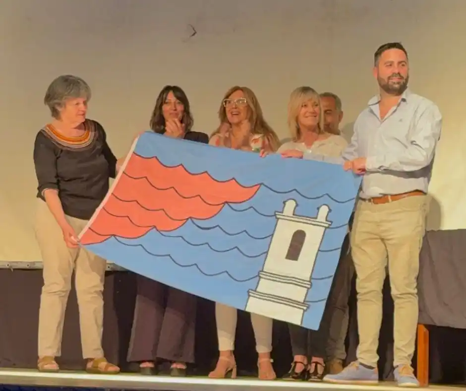 Gallisso y Giaccone junto a la bandera de Melincúe