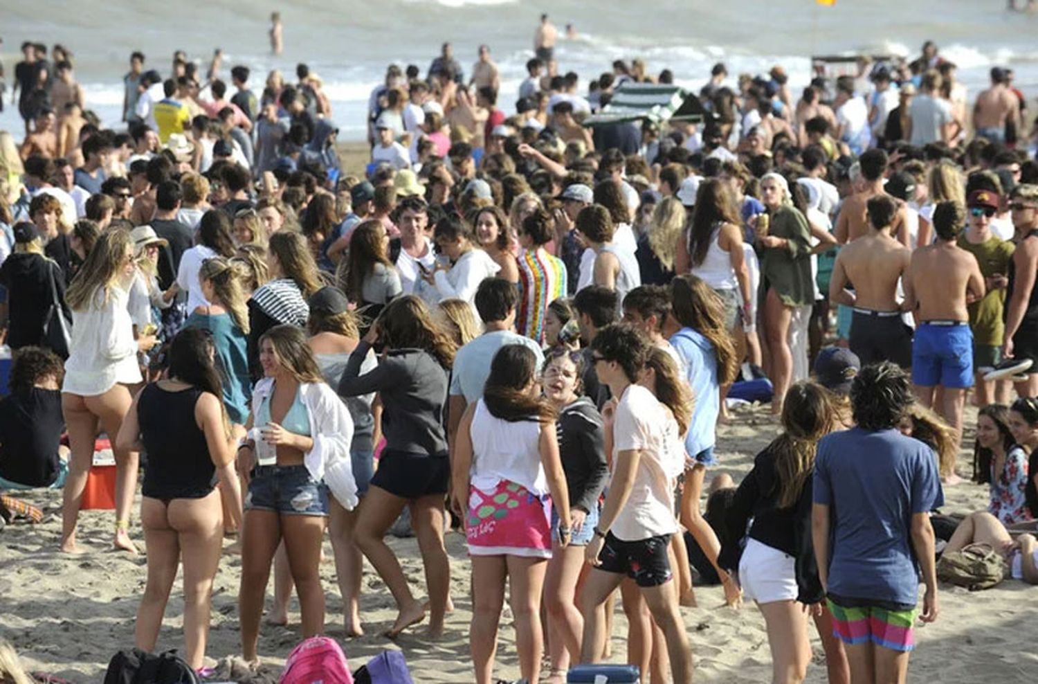 Evalúan que los comercios de la Costa cierren a la una de la mañana