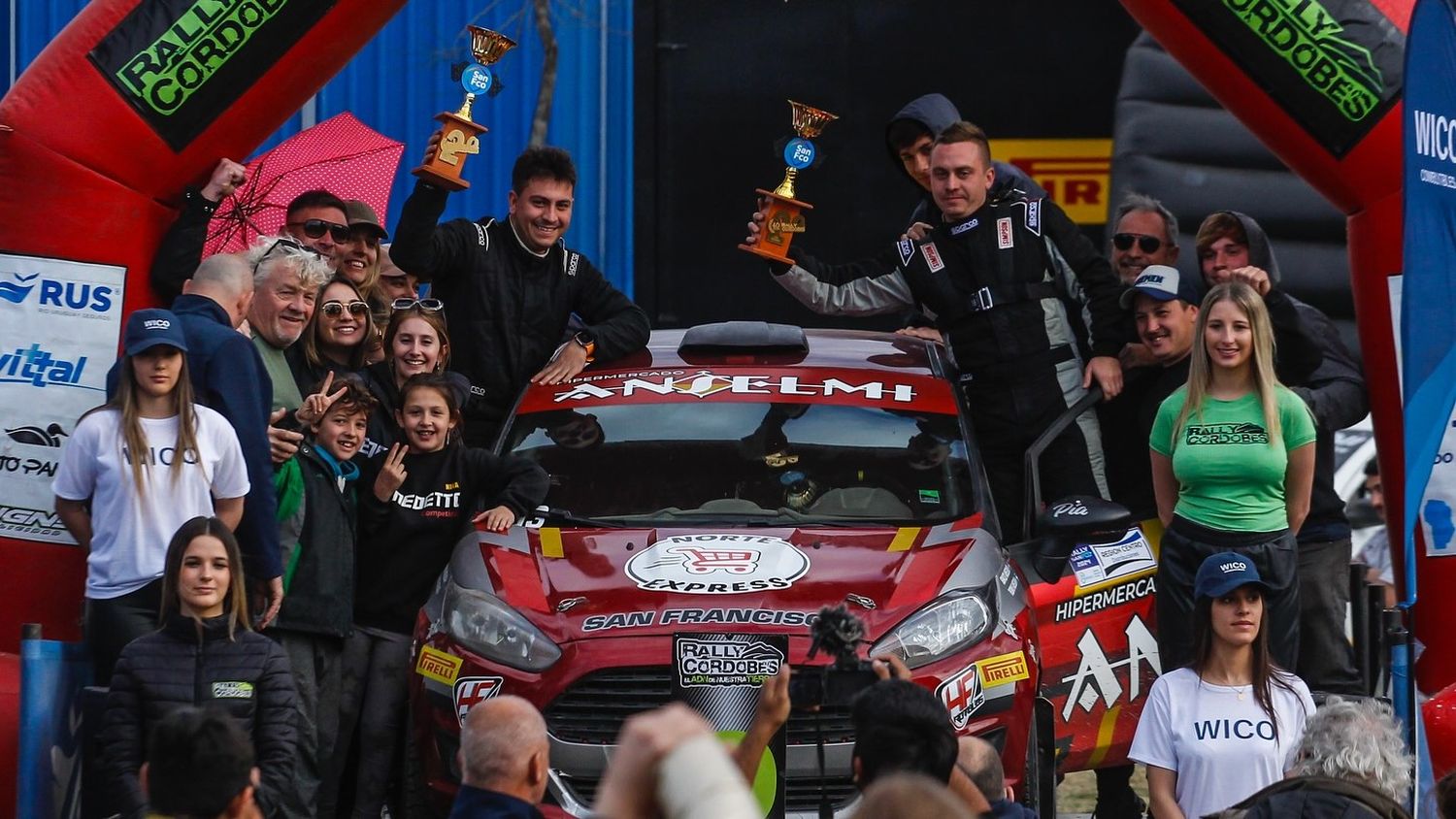 El multitudinario podio de los hermanos Anselmi, que lograron el segundo puesto en la divisional N3.