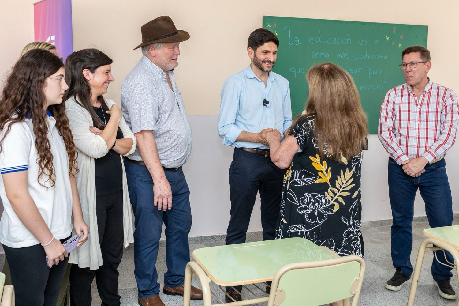 El gobernador Pullaro en su visita a una escuela.