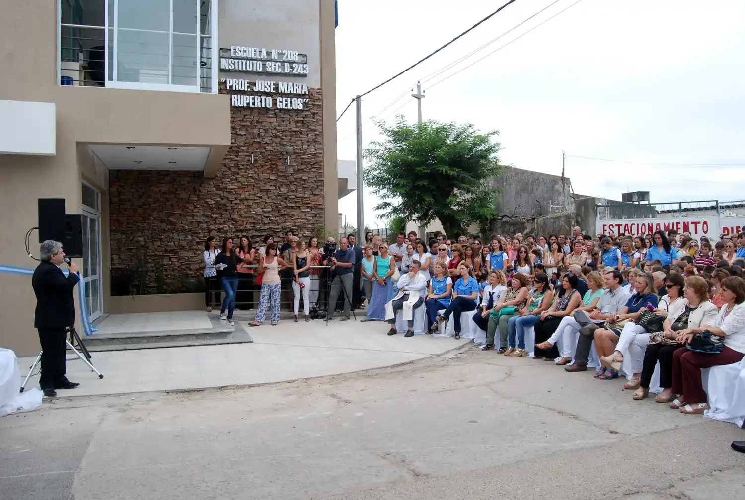 Pescadores haciendo números: entre la obra de la Escuela y el gimnasio
