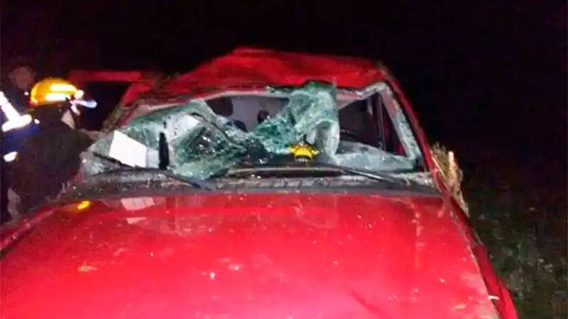 Otra vez la ruta 20: una camioneta perdió el control y volcó 