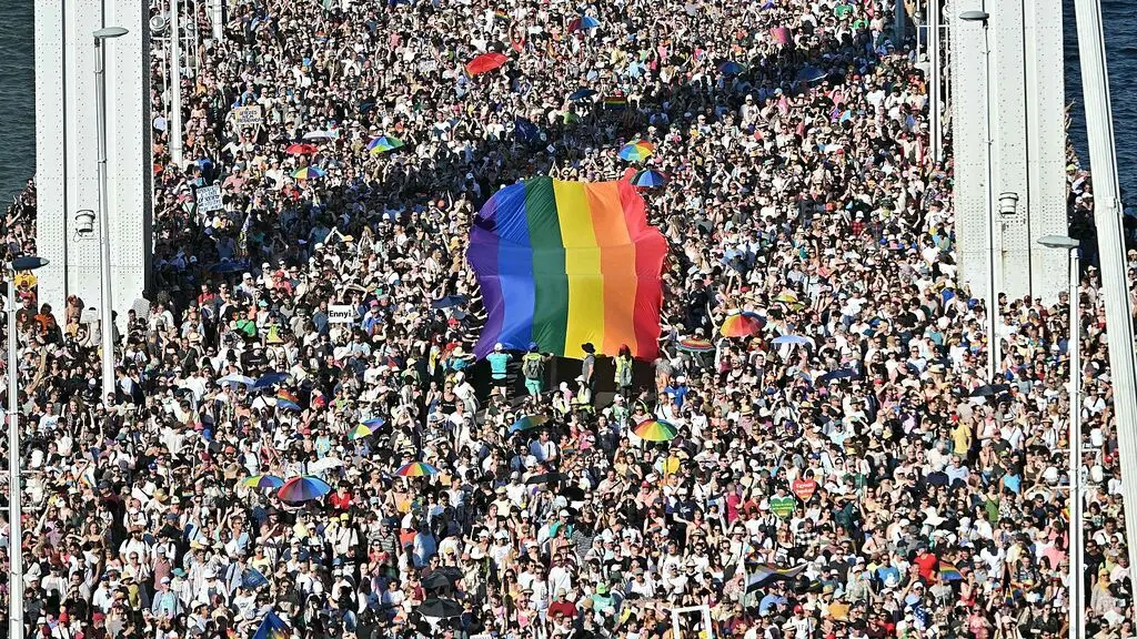 Multitudinaria Marcha del Orgullo en Budapest desafiando la prohibición de Orban