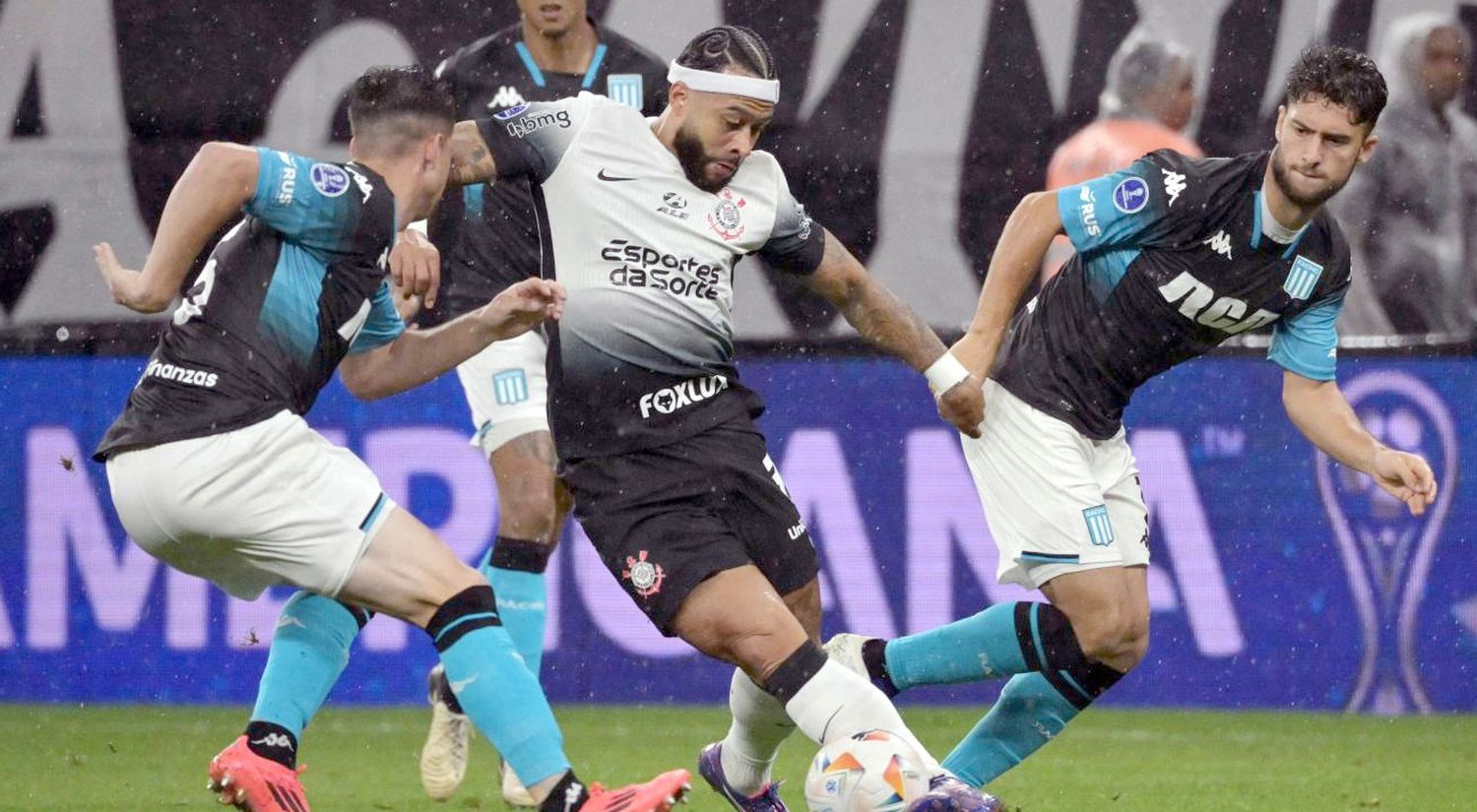 Lluvia de goles. Racing empató ante Corinthians