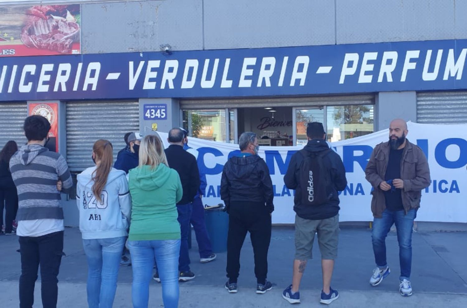 Video: protesta de trabajadores despedidos y agredidos por los dueños de un supermercado chino