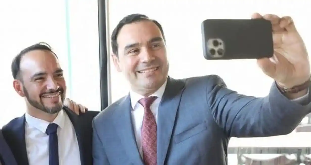 Radicales, correntinos, triunfadores. El actual gobernador de Corrientes, Gustavo Valdés (celular en mano), junto a su hermano Juan Pablo, quien fue electo para sucederlo en el cargo. Gentileza