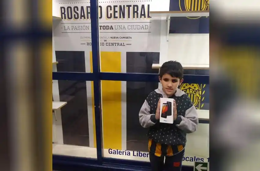 Final feliz: Aaron, el nene ciego que había perdido el celular en la cancha, ya disfruta de uno nuevo