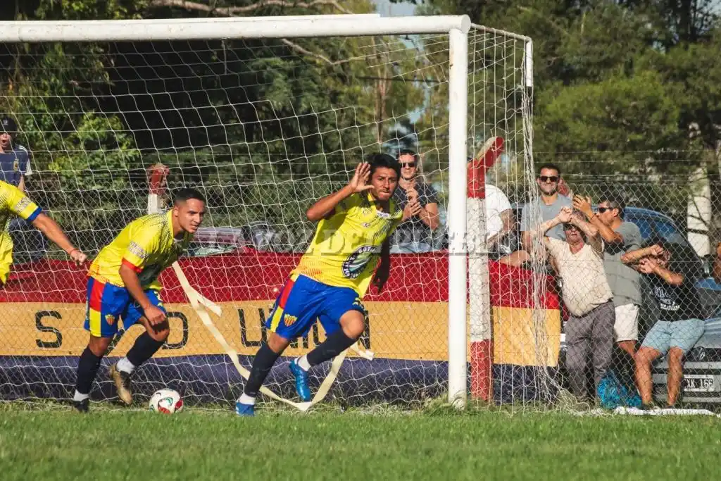 Angel “Motoneta” Marín festeja el gol de la victoria para Unión, lo sigue Juan Sollano