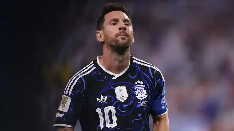 Leo Messi y la camiseta alternativa de la selección argentina.

x selección argentina