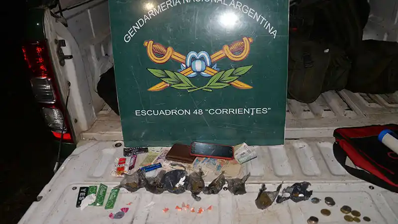 Viajaban con 85 paquetes de marihuana escondidos en diferentes partes del auto