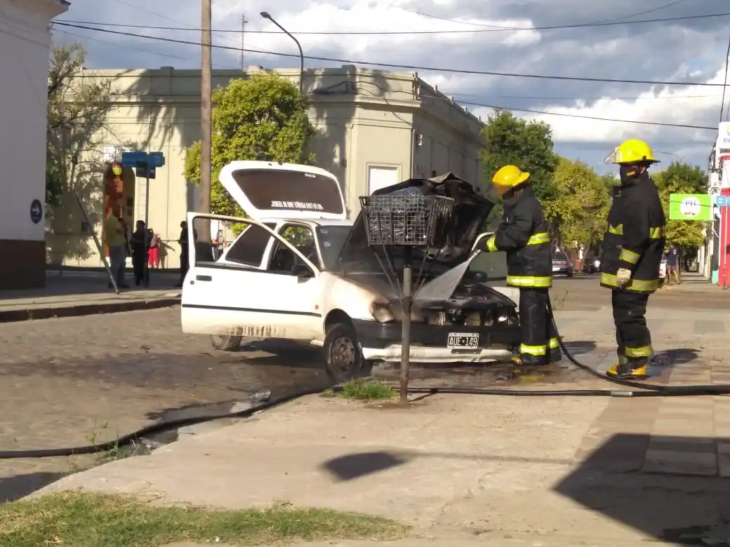 Se incendió un auto en calle Rocamora: Bomberos sofocaron el siniestro
