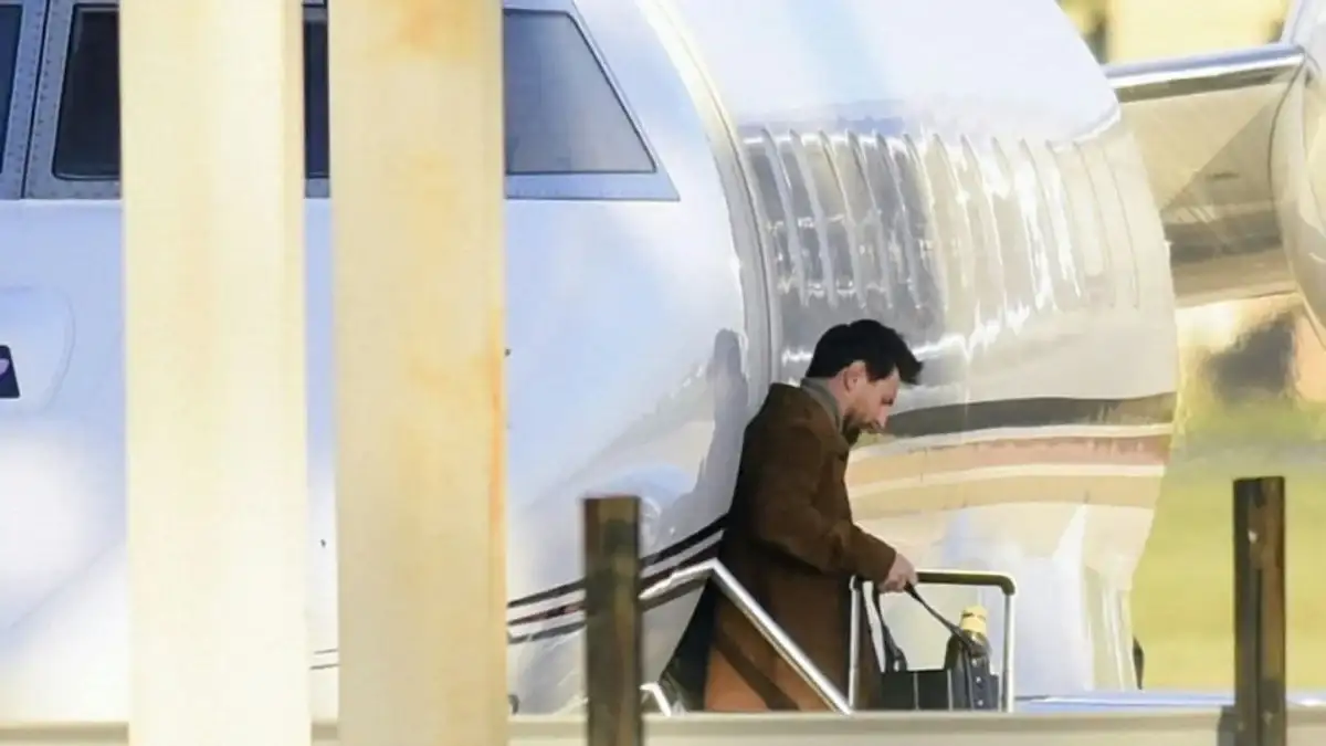 Messi llegó a Rosario con su familia, antes de lo previsto, para su despedida de la Selección