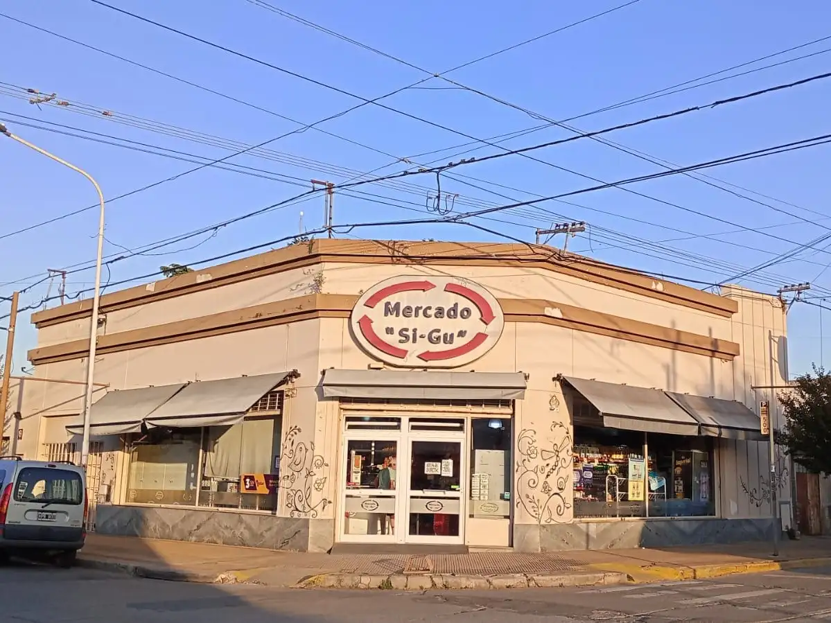 El robo se generó en el comercio de la esquina de Sáenz Peña y Urquiza.