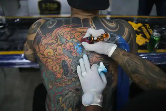 ¡OJO CON LOS TATUAJES! Tintas pueden causar cáncer