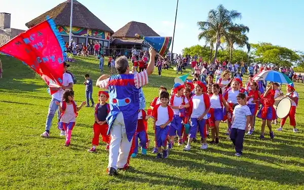 Talleres culturales gratuitos para todas las edades en la ciudad