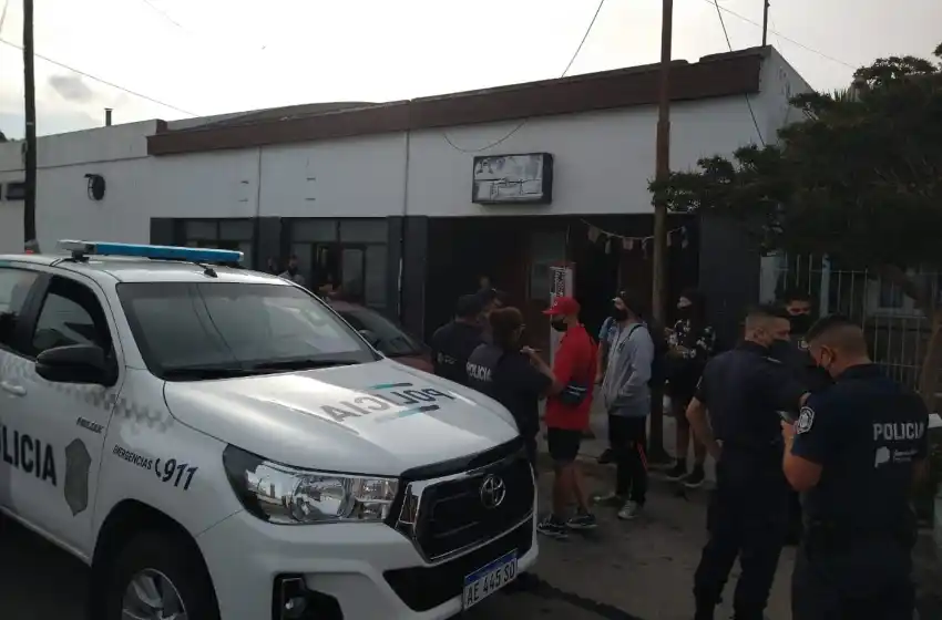 Costumbres clandestinas: una nueva fiesta en Mar del Plata con show incluido