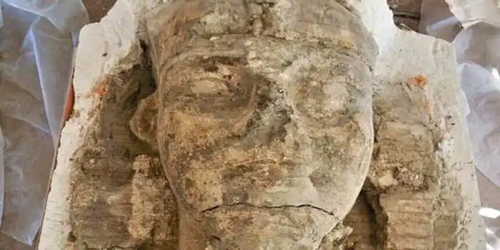 Descubren dos colosales  estatuas de esfinge en Egipto